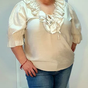 Blusa volante beige