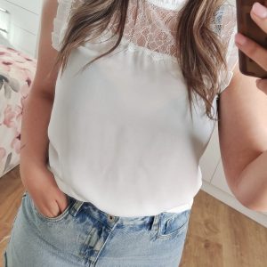 Blusa escote encaje blanco