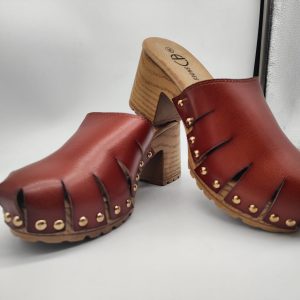 Zuecos de cuero con tacón de madera