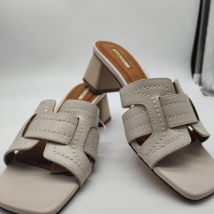 Sandalia con tacón cuadrado