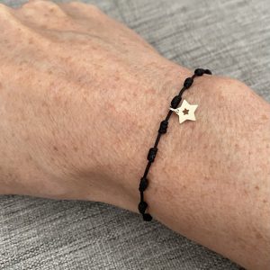 Pulsera de hilo con nudos y estrellita de plata