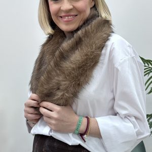 Cuello pelo marrón