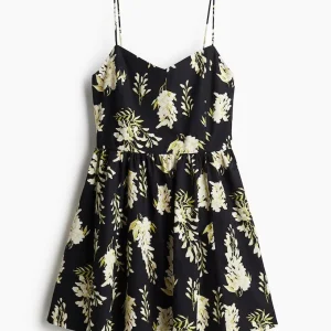 VESTIDO CORTO NEGRO CON FLORES