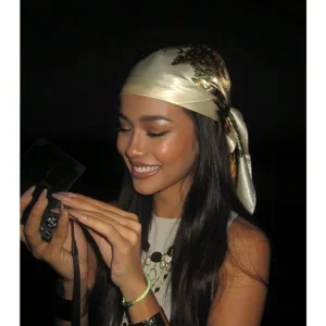 PAÑOLETA BEIGE CON ESTAMPADO