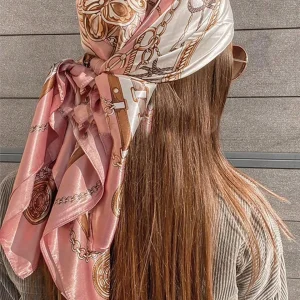 PAÑOLETA ROSADO VIEJA CON ESTAMPADO DORADO