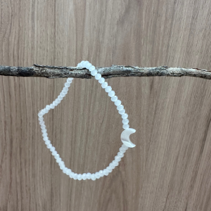 Pulsera blanca con luna de nácar