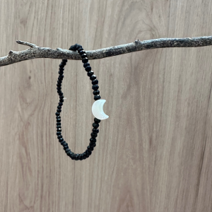 Pulsera negra con luna de nácar