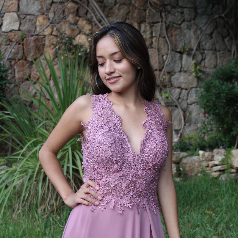 vestido largo rosa palo bordado y pedreria - Imagen 2