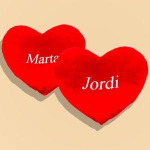 Pack de dos cojines personalizados en forma de corazón.