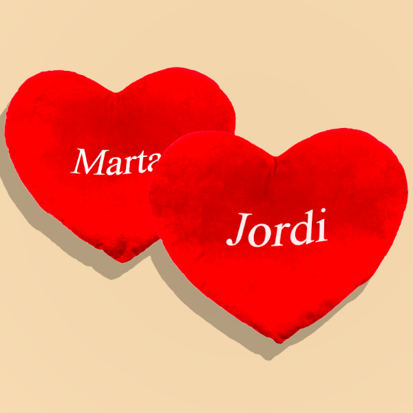 Pack de dos cojines personalizados en forma de corazón.