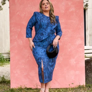 Vestido midi estampado con peplum y abertura frontal – Azul Profundo