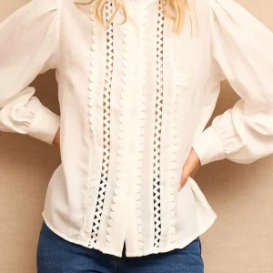 Blusa blanca tejido fluido bordada