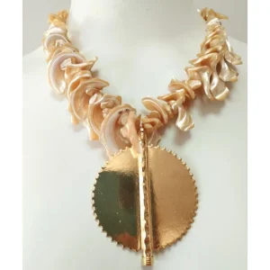 Collar concha beige