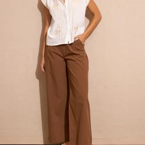 Pantalón pinzas de patera ancha marrón