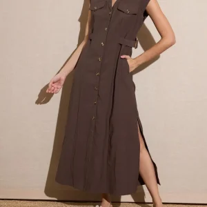 Vestido camisero con abertura laterales marrón