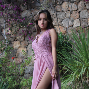 vestido largo rosa palo bordado y pedreria